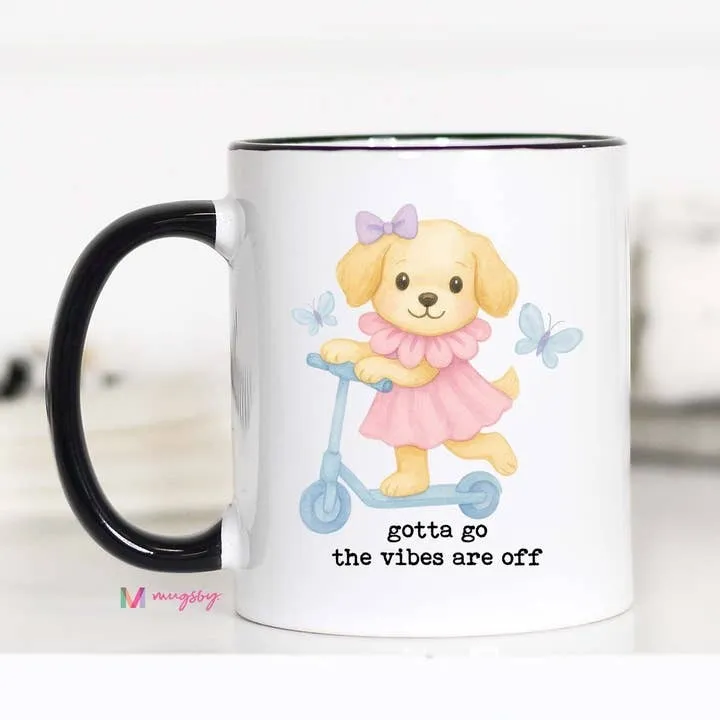 Mugsby Gotta Go Vibes Off krus 11 oz hvid sjov hund