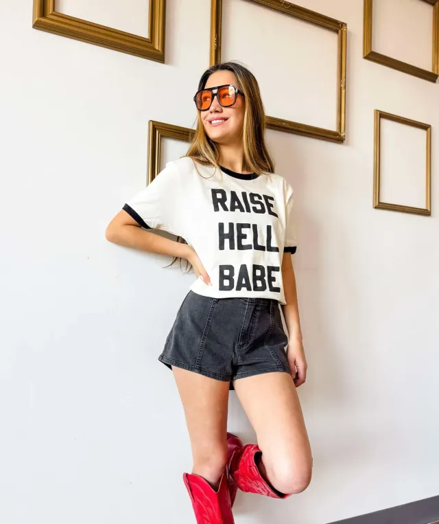 Mugsby Raise Hell Babe Graphic Tee t-shirt Small bomuld