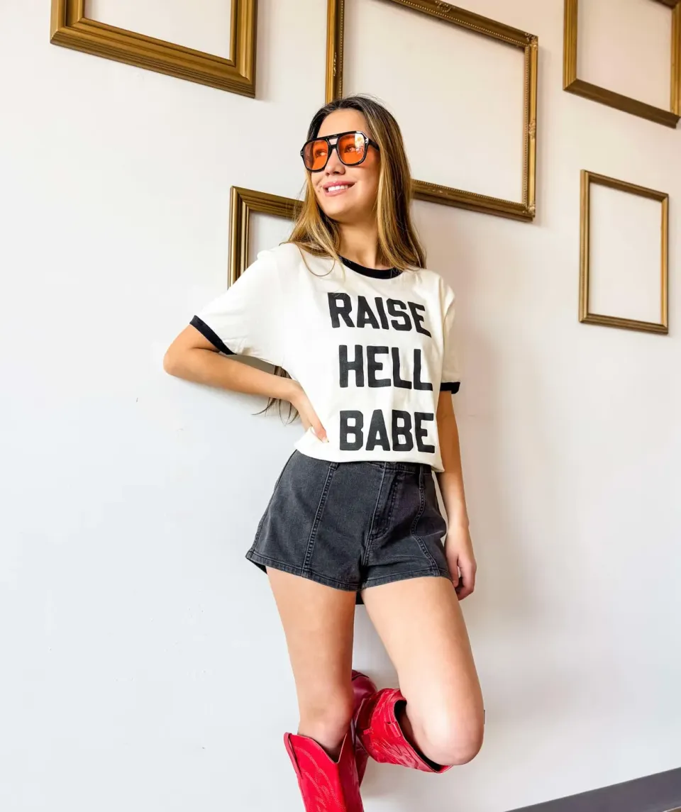 Mugsby Raise Hell Babe Graphic Tee t-shirt Small bomuld