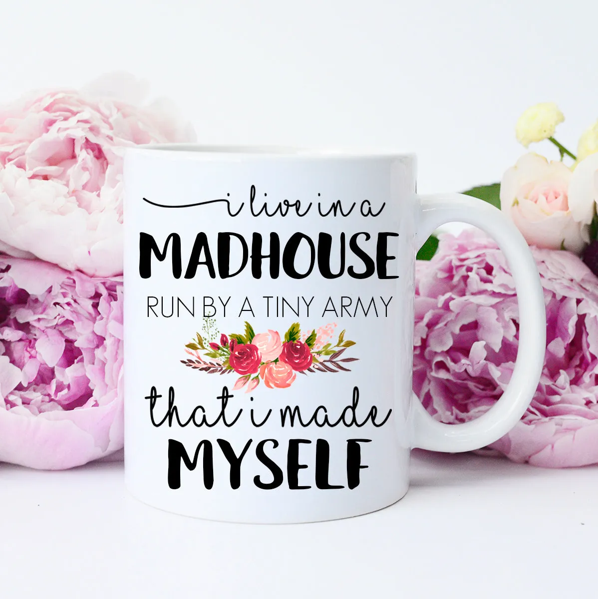 Mugsby I Live in a Madhouse krus 325 ml hvid