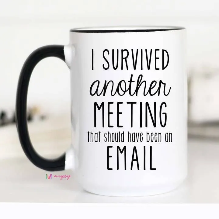 Mugsby I Survived Another Meeting krus 325 ml hvid
