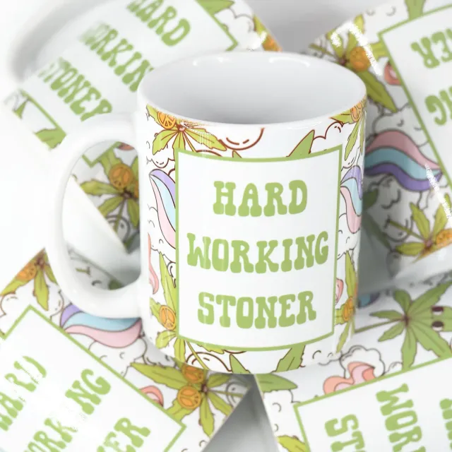 Mugsby Hard Working Stoner krus 325 ml sjov