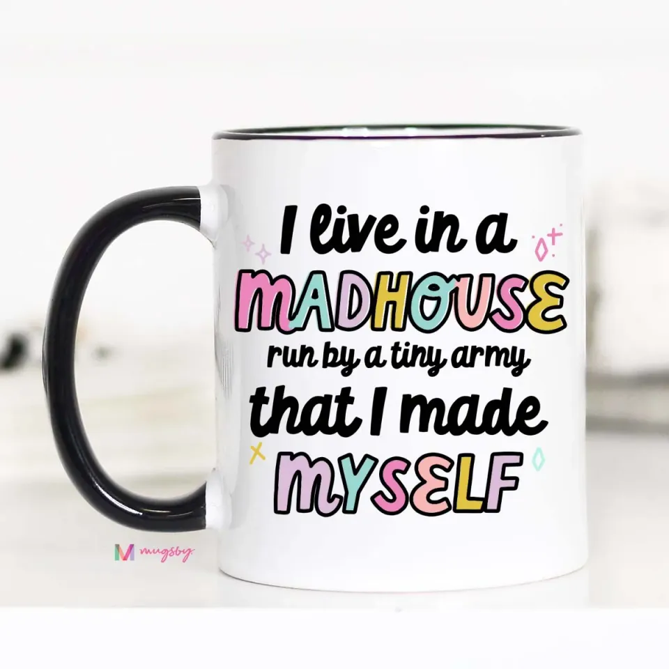 Mugsby I Live in a Madhouse Run By a Tiny Arm Mom kop 11 oz hvid