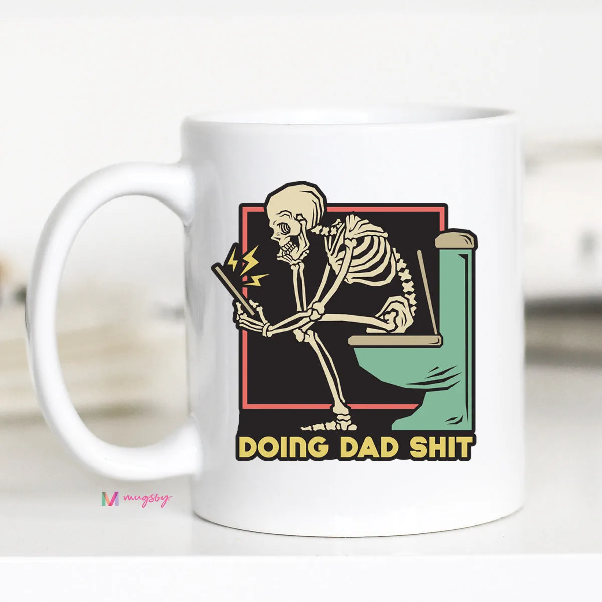 Mugsby Doing Dad Shit kop hvid 325 ml sjov