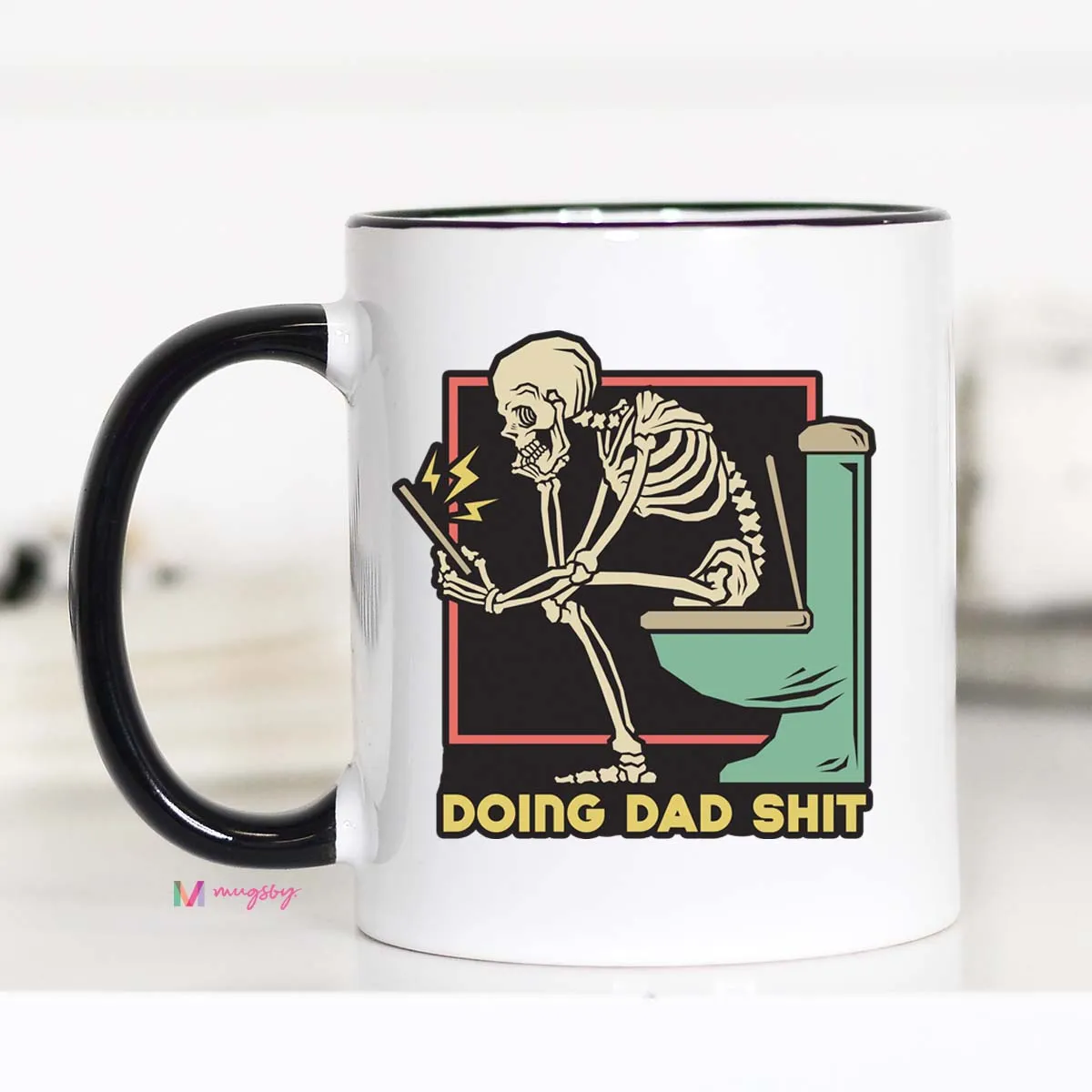 Mugsby Doing Dad Shit kop hvid 325 ml sjov