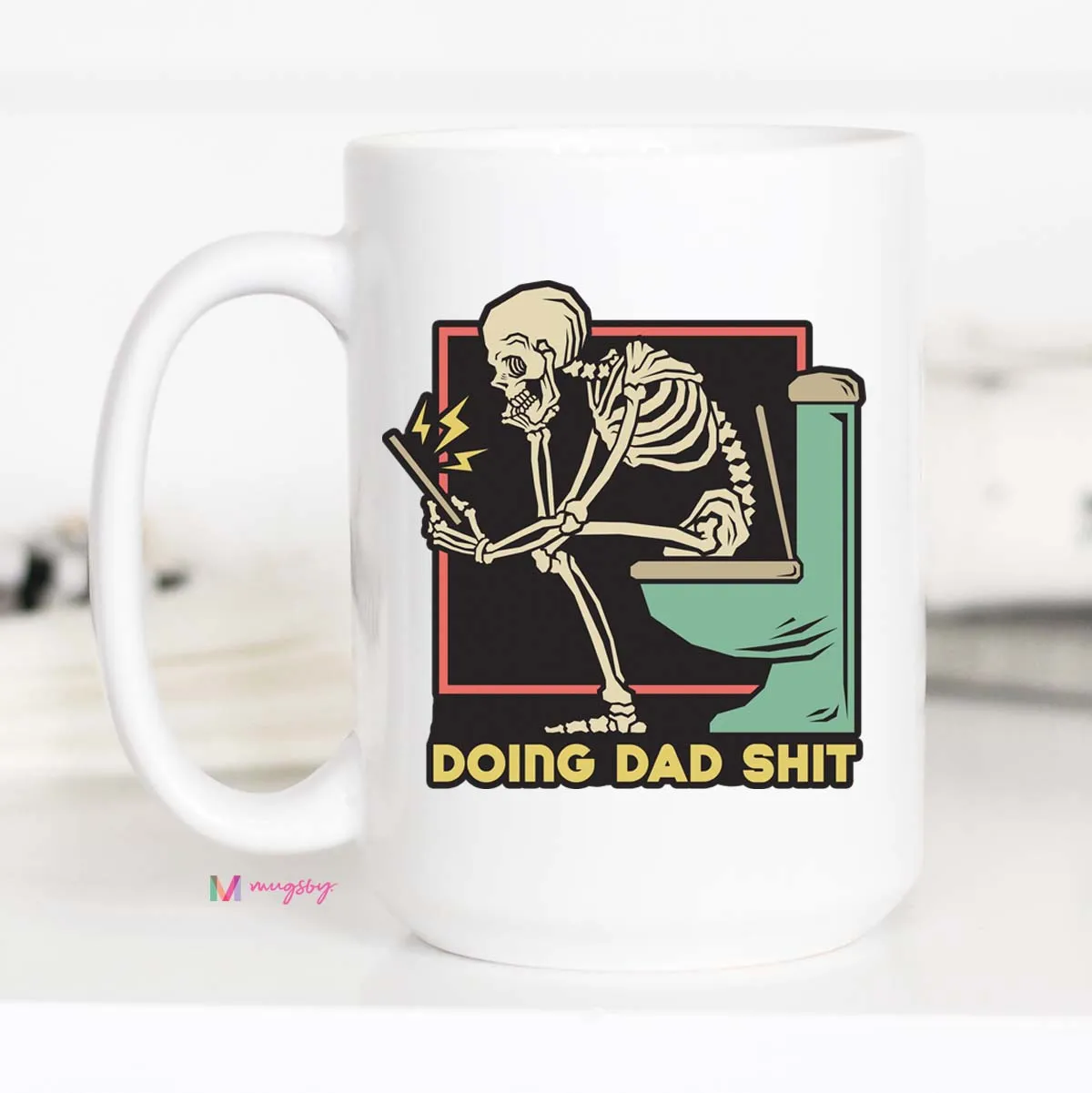 Mugsby Doing Dad Shit kop hvid 325 ml sjov