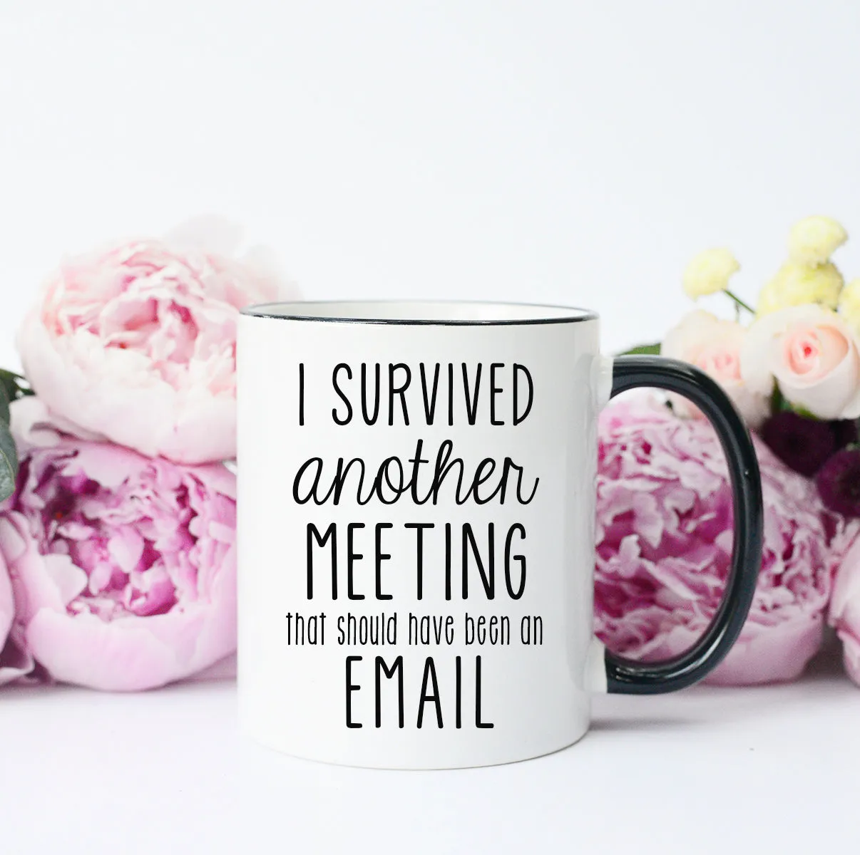 Mugsby I Survived Another Meeting krus 325 ml hvid