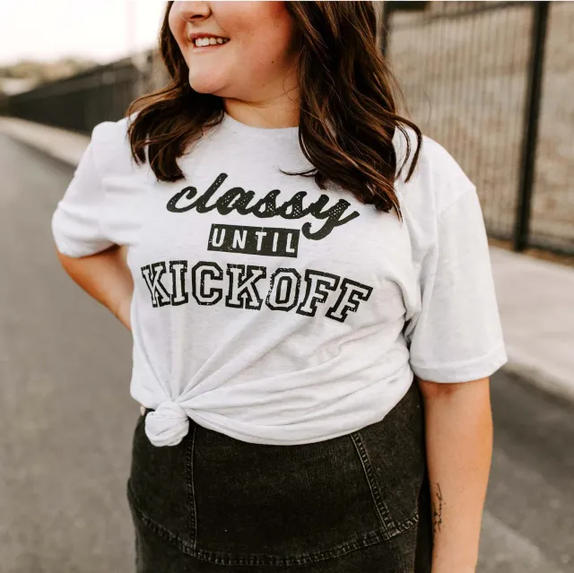 Mugsby Classy Until Kickoff t-shirt hvid sjov