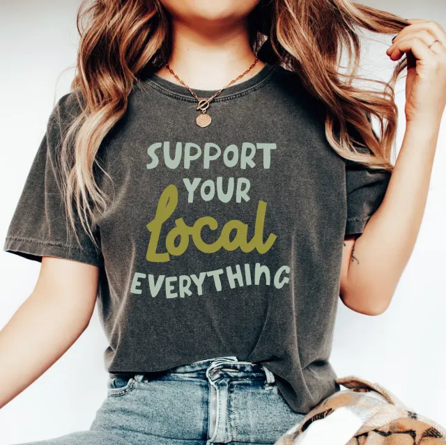 Mugsby Support Your Local Everything T-shirt sjov