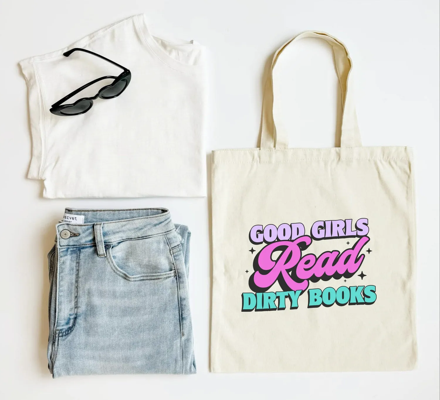 Mugsby Good Girls Read Dirty Books mulepose bomuld