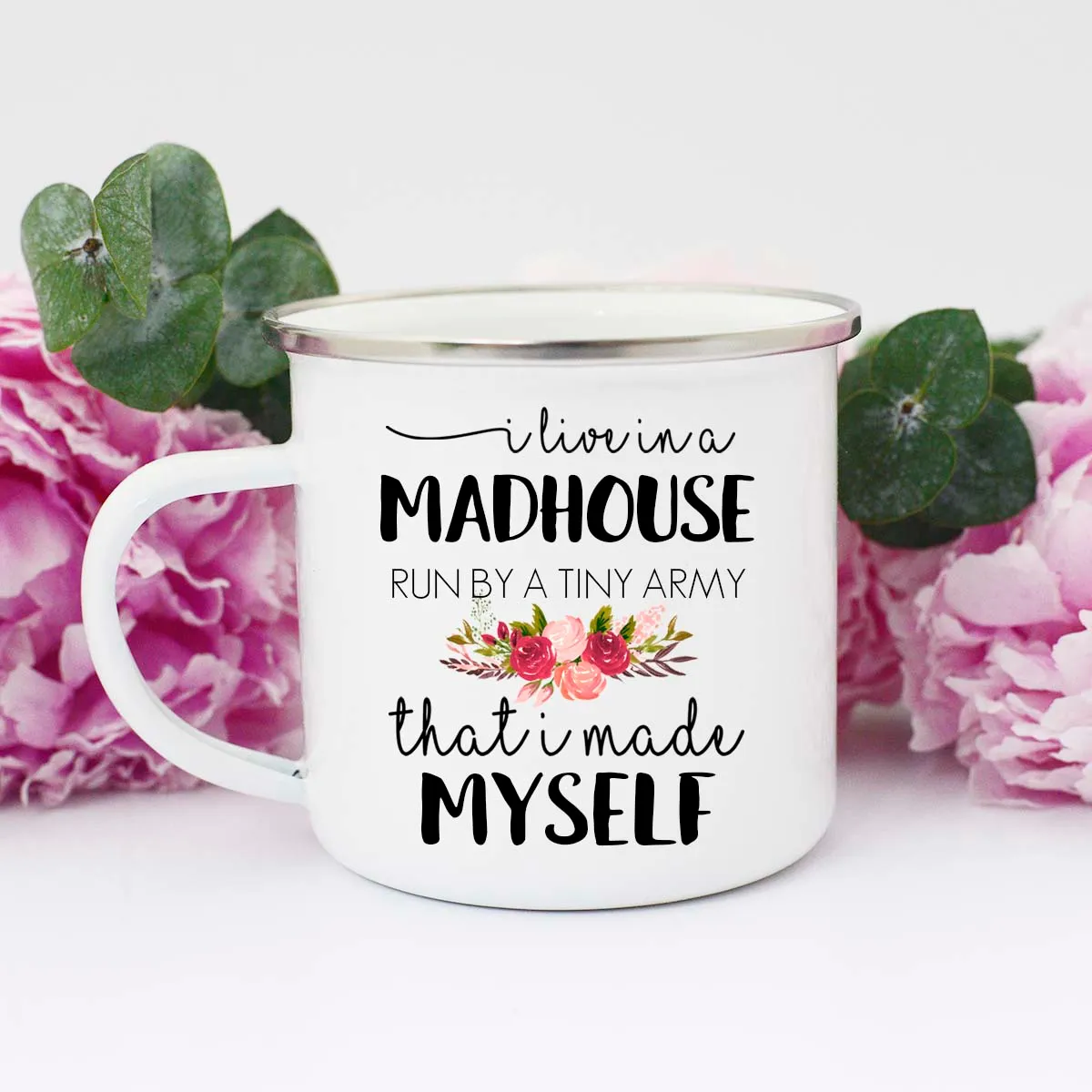 Mugsby I Live in a Madhouse krus 325 ml hvid