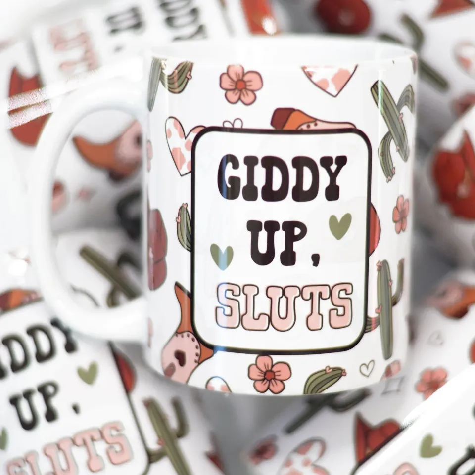 Mugsby Giddy Up Sluts krus 325 ml sort kant