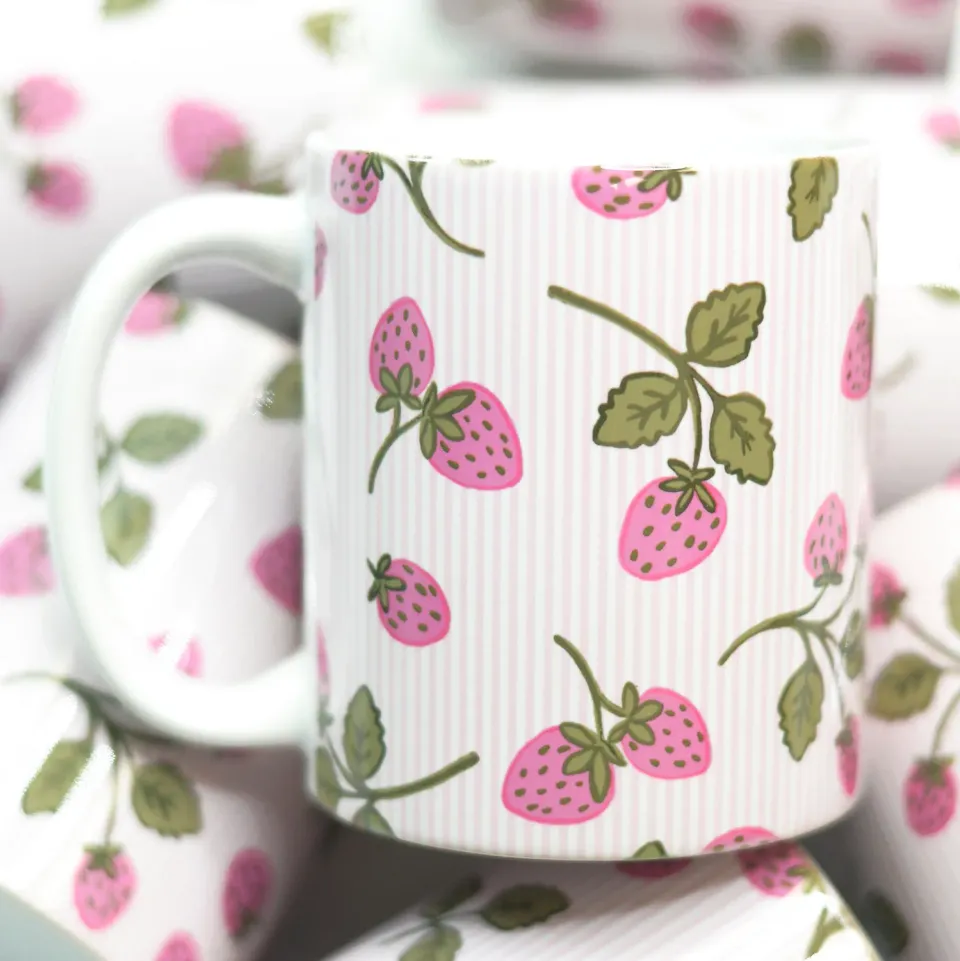 Mugsby Pink Seersucker Strawberries krus 325 ml