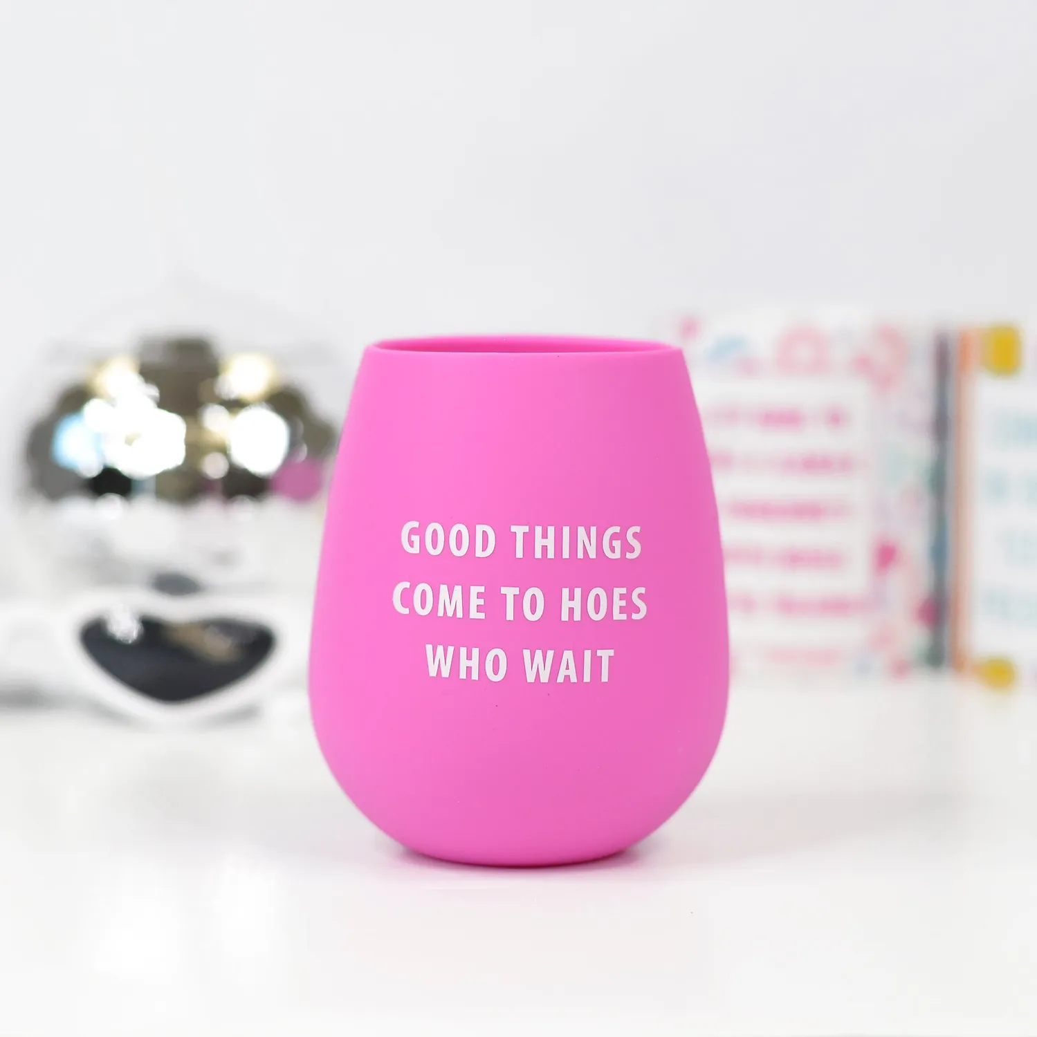 Mugsby Good Things Comes to Hoes vinglas silikone sjov