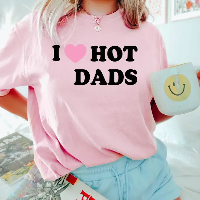 Mugsby I Love Hot Dads krus 325 ml lyserød tekst