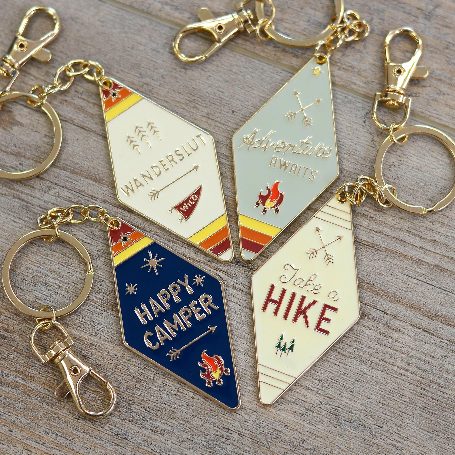Mugsby Camp Collection nøglering emalje Adventure awaits