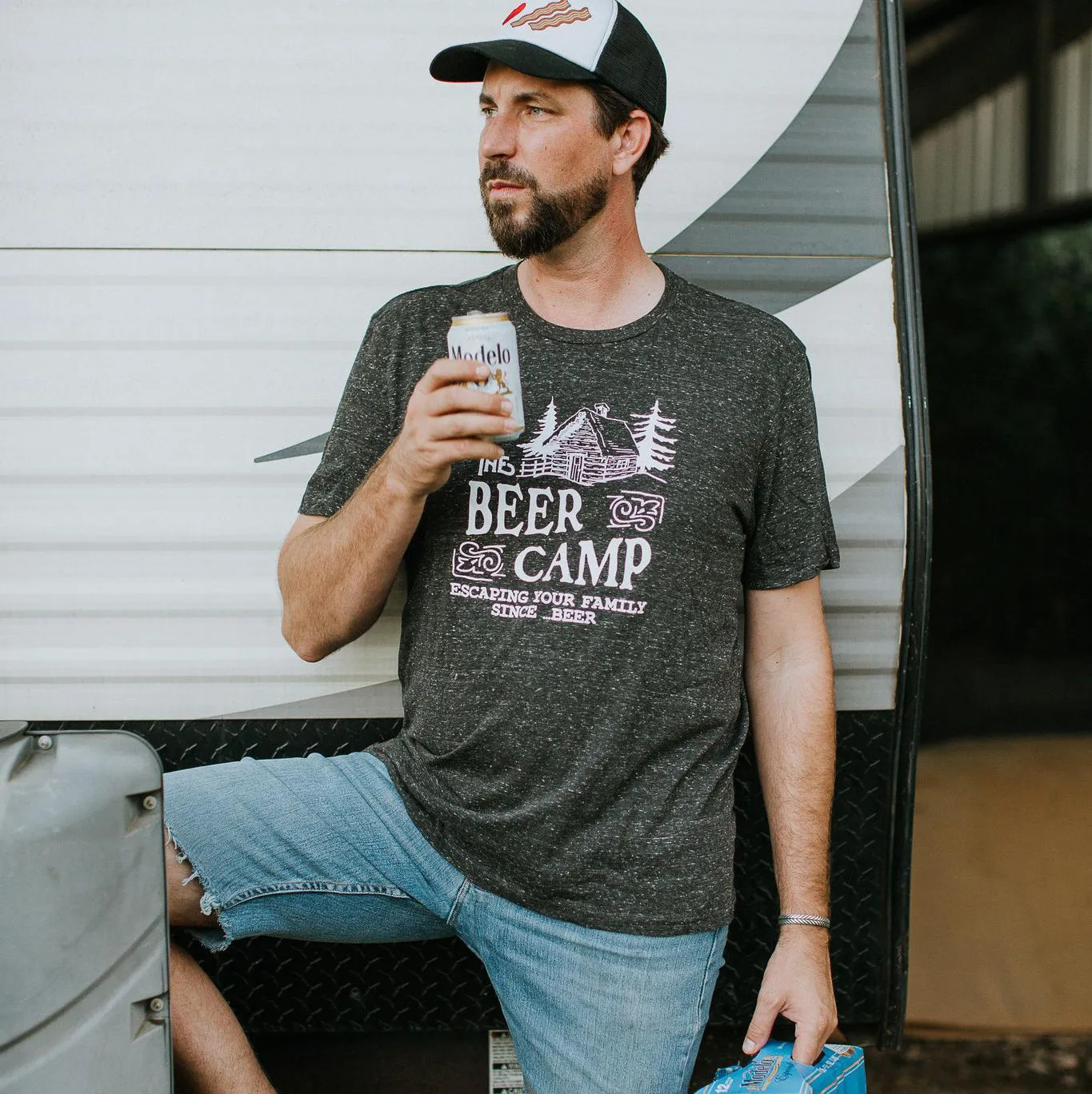 Mugsby Beer Camp Black Heather Crew t-shirt sort