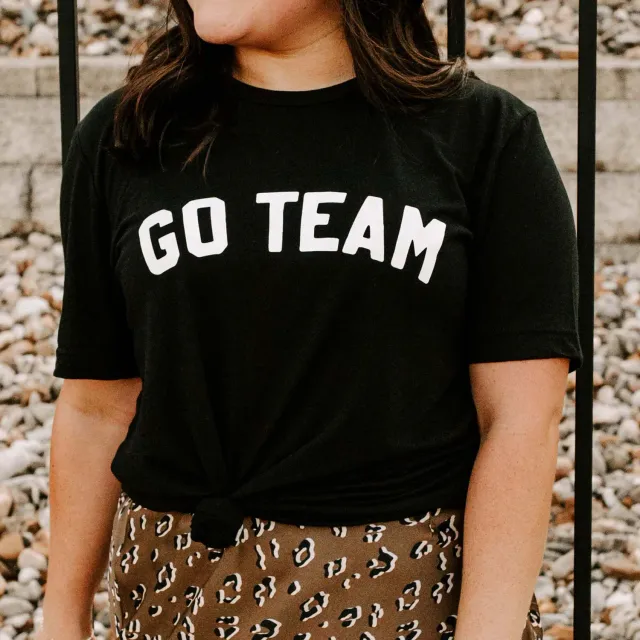 Mugsby Go Team fodbold T-shirt sort unisex