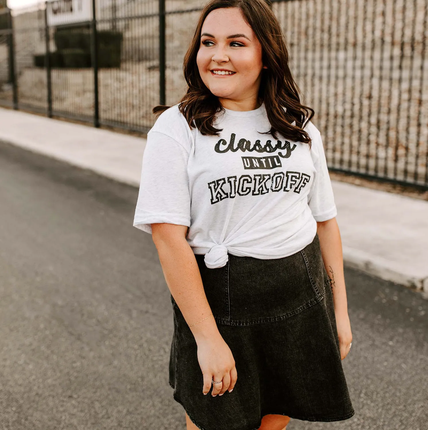 Mugsby Classy Until Kickoff t-shirt hvid sjov