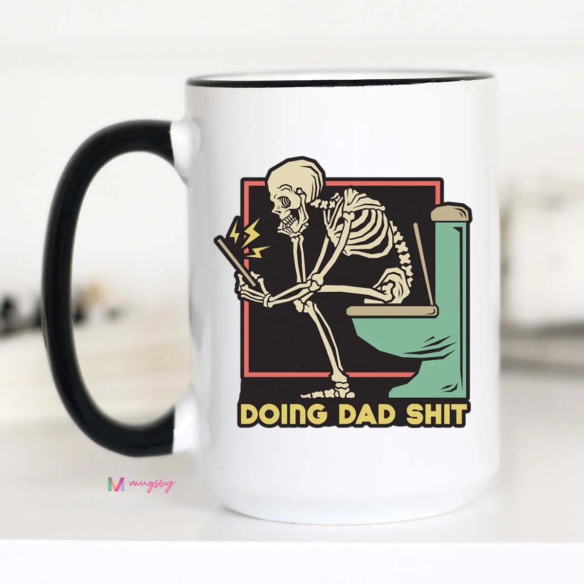 Mugsby Doing Dad Shit kop hvid 325 ml sjov