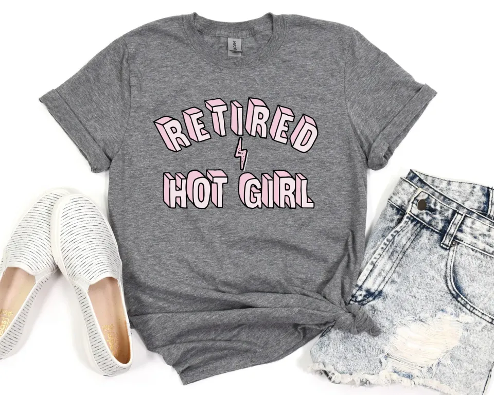 Mugsby Retired Hot Girl t-shirt Large sjov