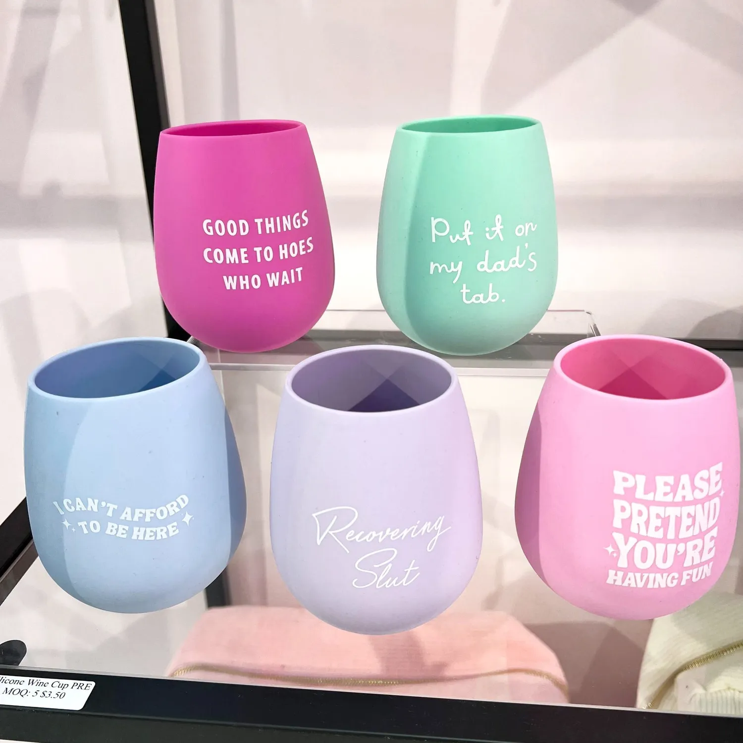 Mugsby Good Things Comes to Hoes vinglas silikone sjov