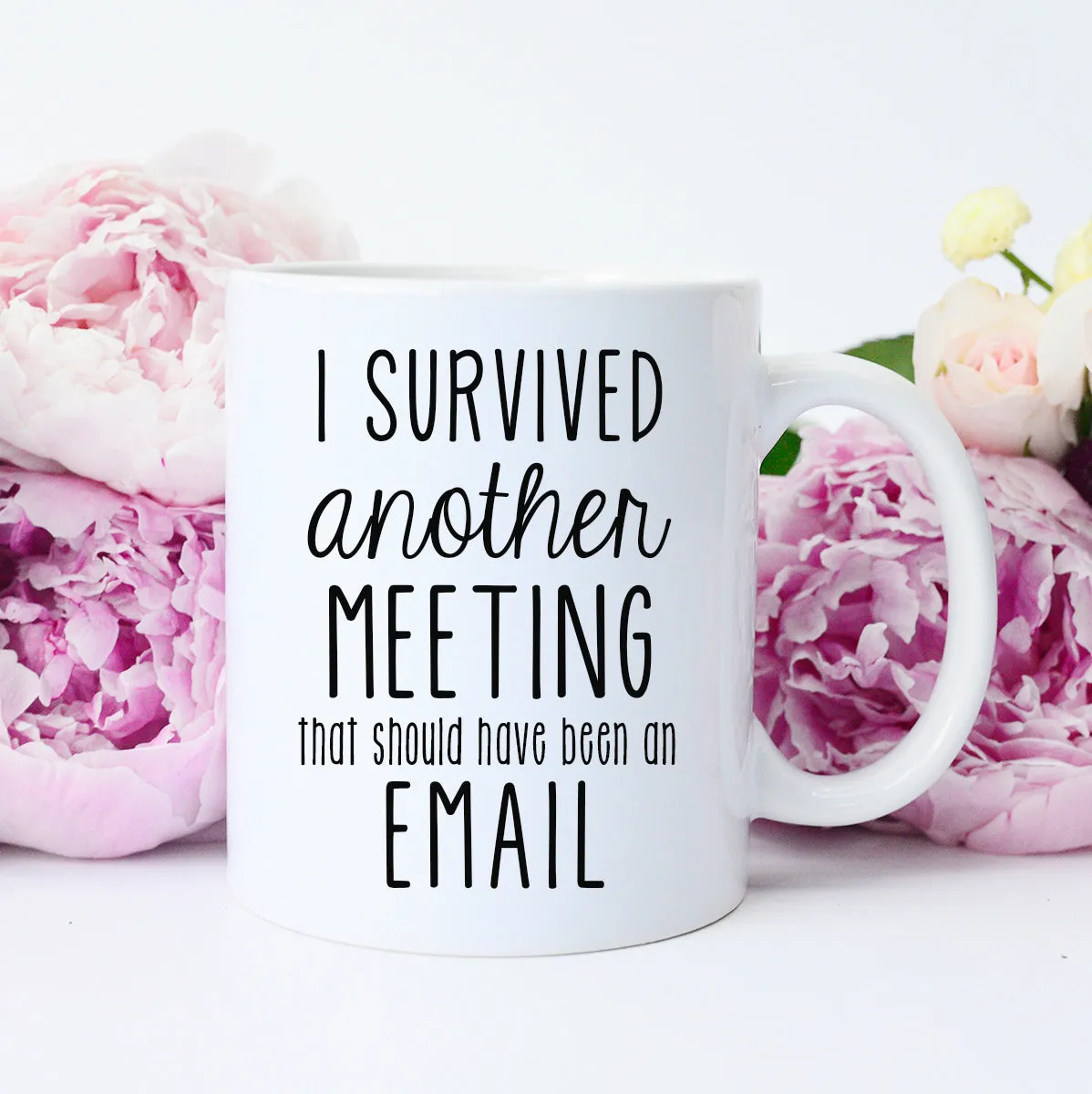 Mugsby I Survived Another Meeting krus 325 ml hvid