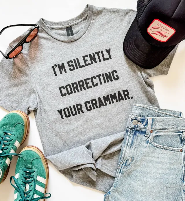 Mugsby Silently Correcting Grammar t-shirt Medium sjov